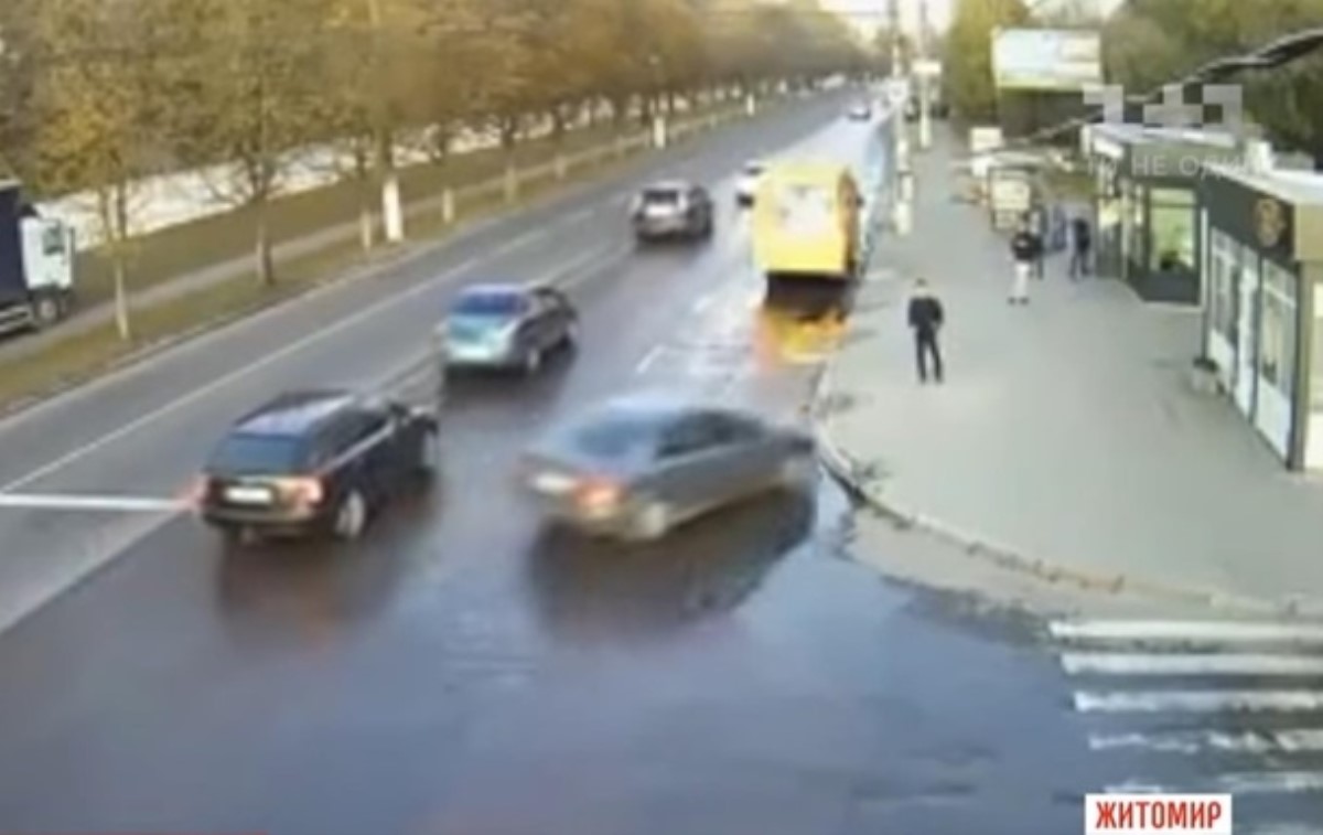 В Житомире легковушка сбила пешехода на тротуаре. Видео
