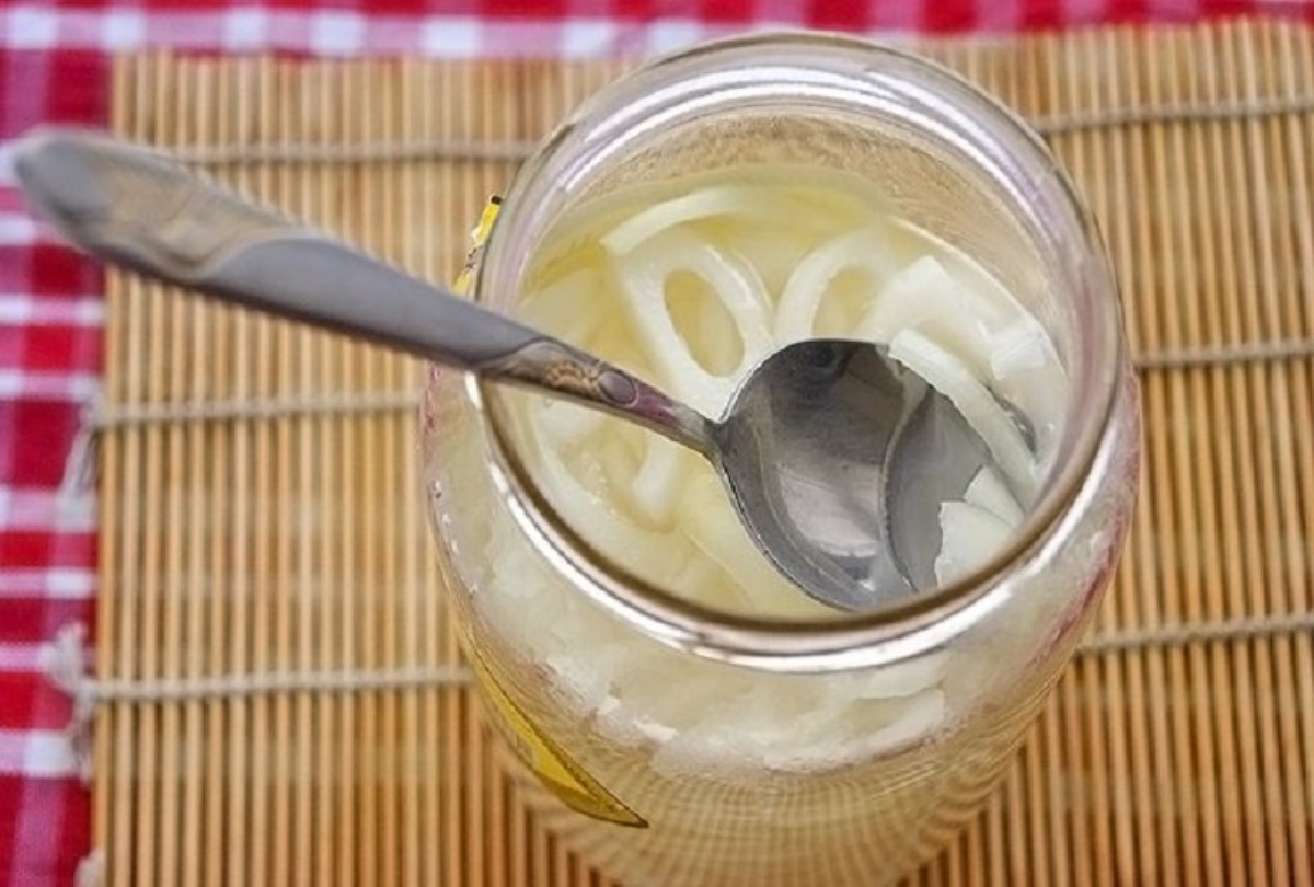 Как сделать сахар от кашля. Средство от кашля лук сахар мед. Ложка для меда. Народное средство от кашля с луком,сахаром и медом.