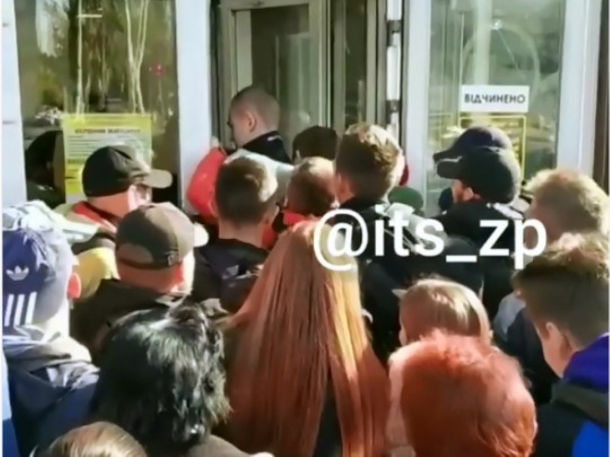 Это дикость! Сеть в шоке от ВИДЕО штурма секонд-хенда в Запорожье