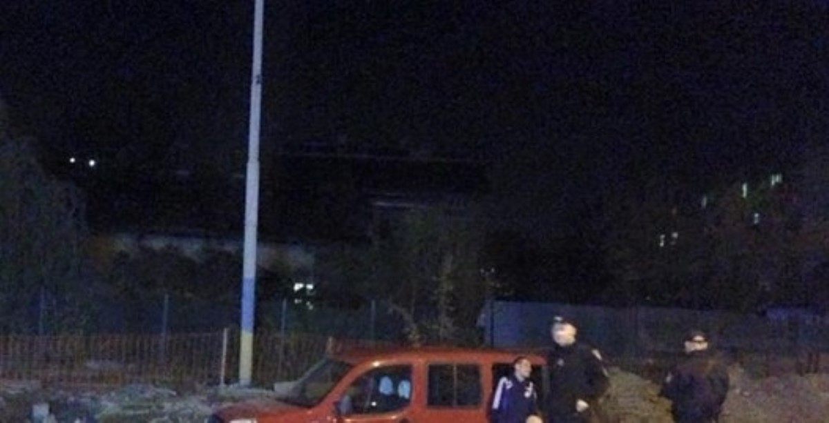 Во Львове пьяный за рулем утопил автомобиль в бетоне