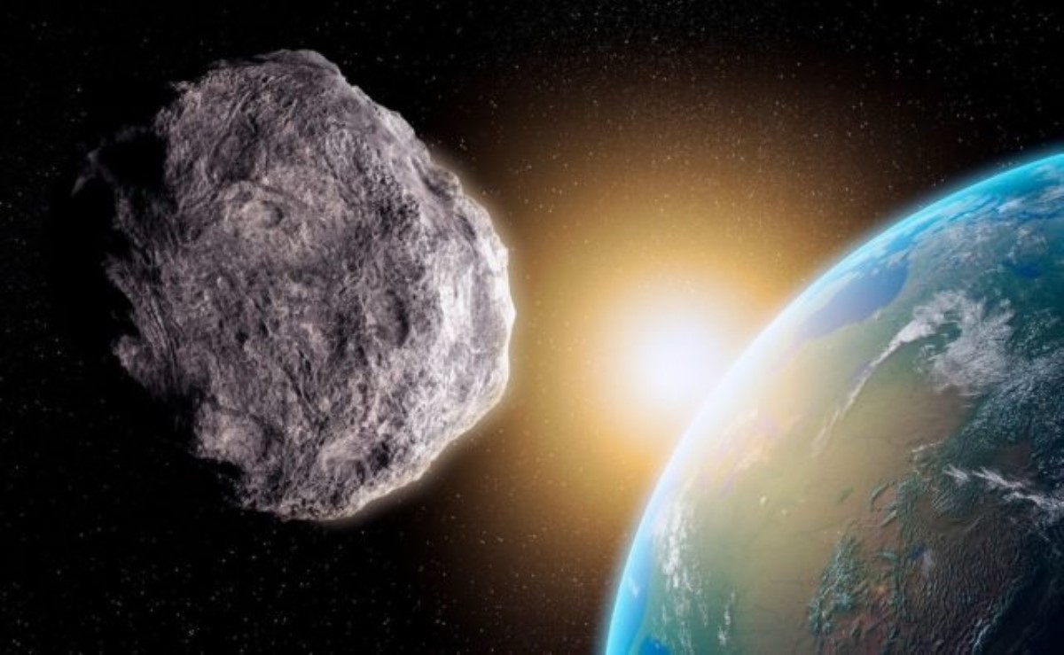 К Земле приближается гигантский астероид. Видео