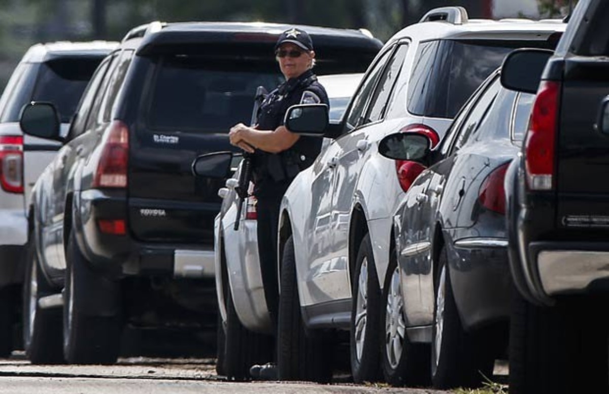 Почему в США полицейские должны коснуться задней фары остановленной машины