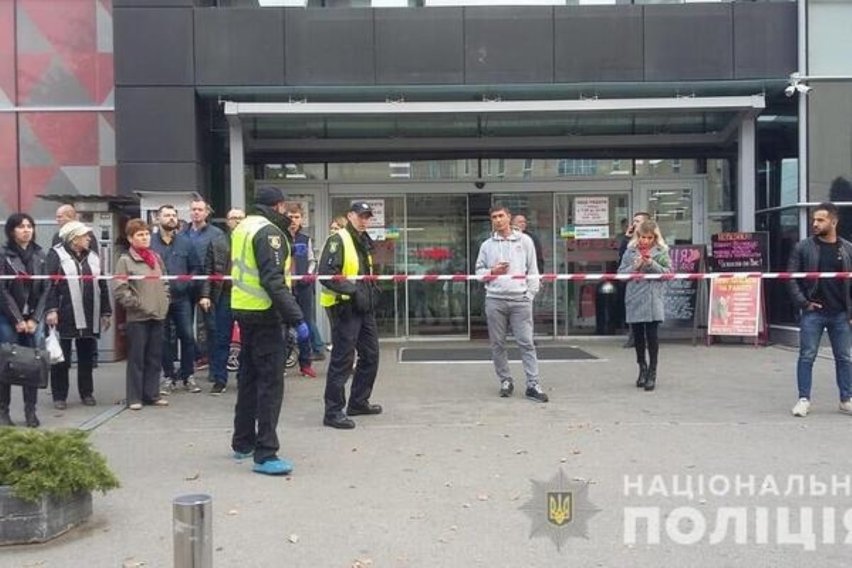 В Харькове возле супермаркета открыли стрельбу