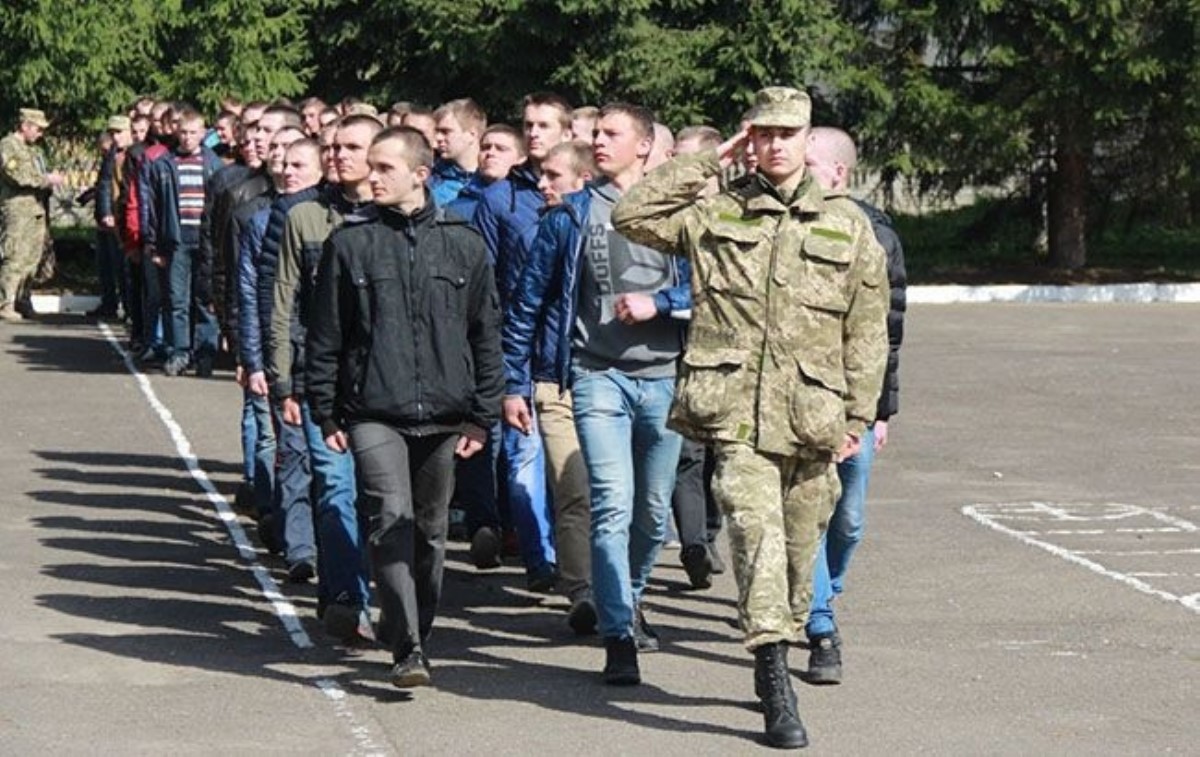 В армию с 18 лет: в Украине хотят вернуть старые правила призыва на срочную службу