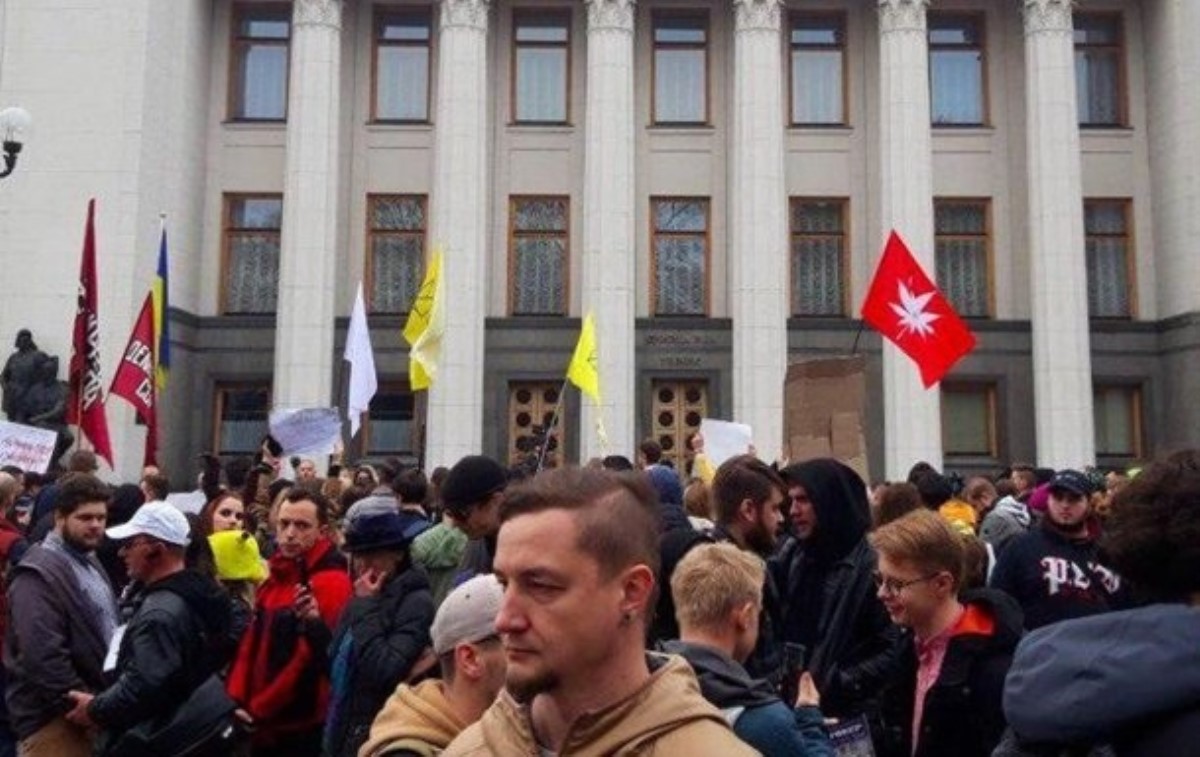 Конопляный марш свободы: по Киеву ходят активисты с плакатами