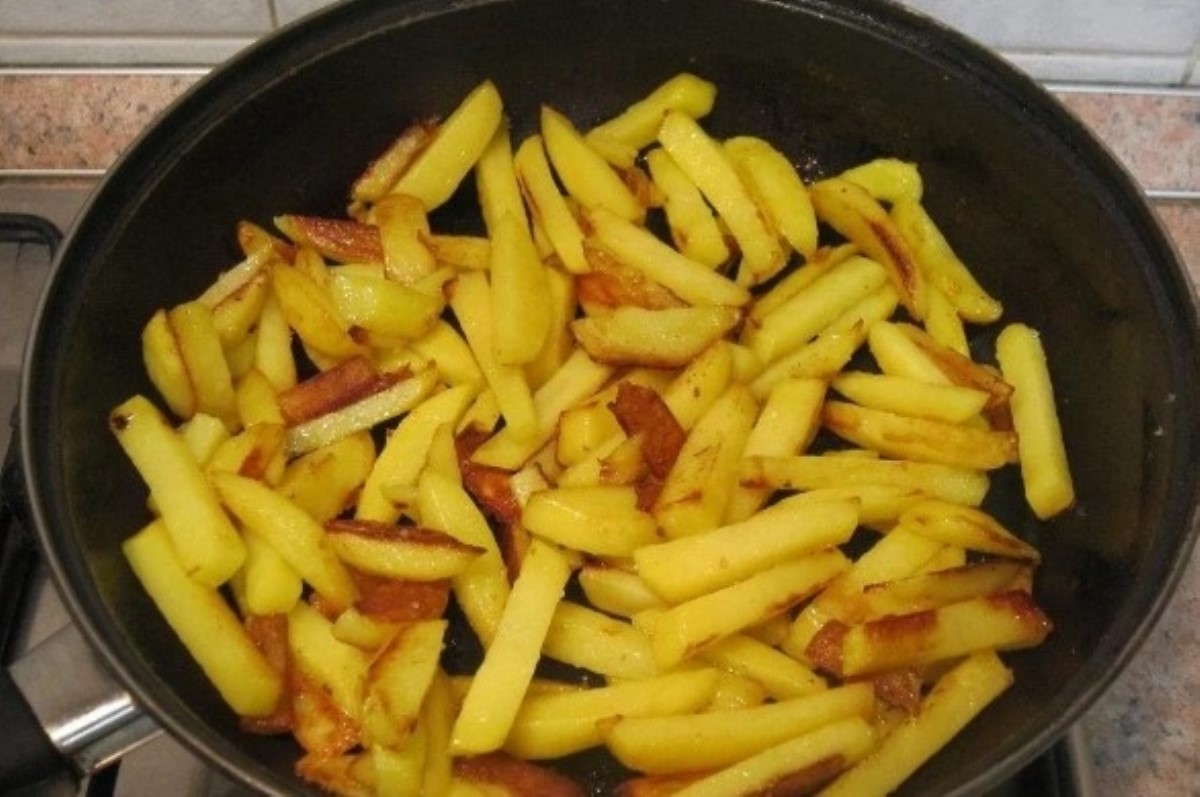 Вот как приготовить жареную картошку, которая не развалится на сковороде