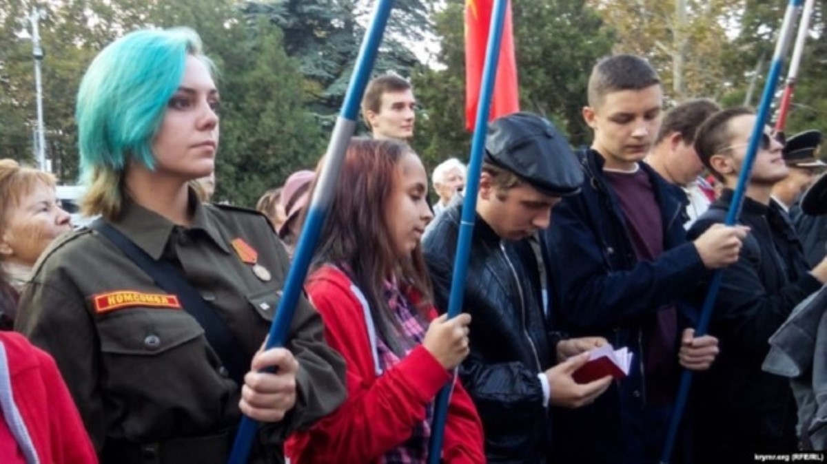 В Крыму детей приняли в комсомол