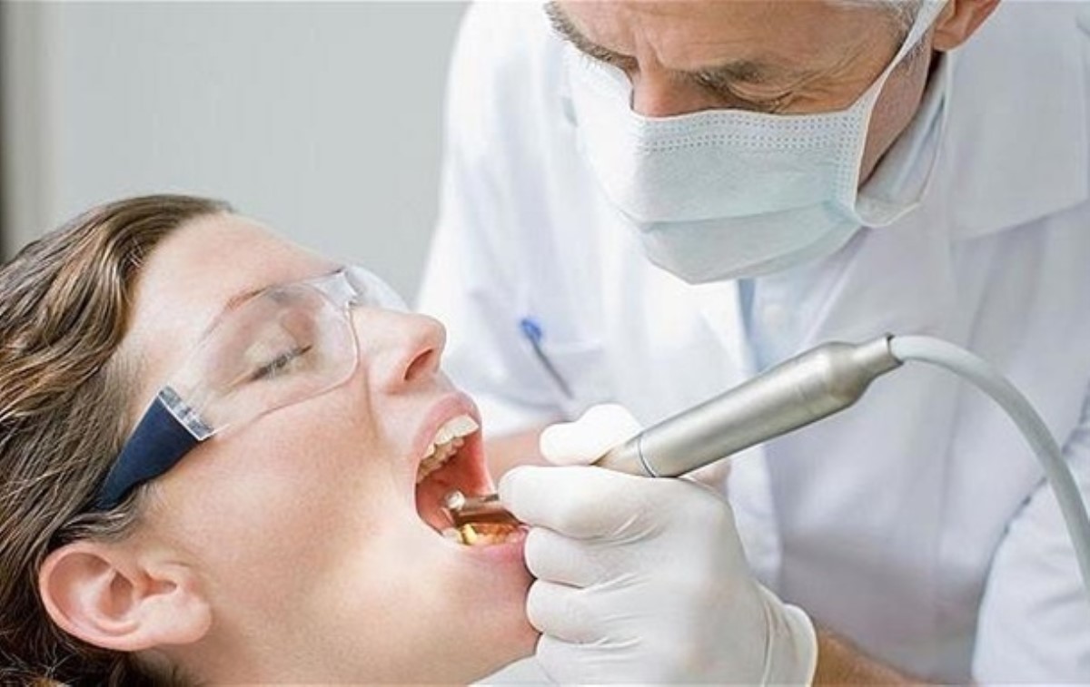 Стоматолог удалил пациенту рекордно длинный зуб. Фото