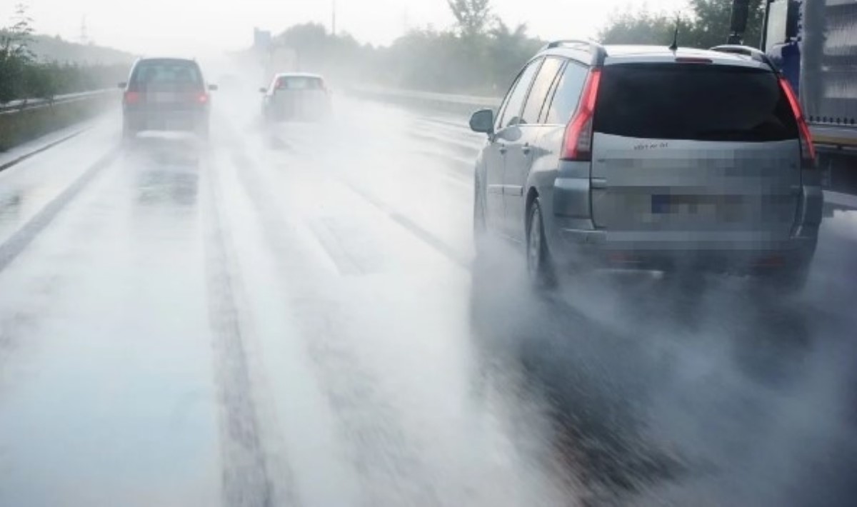 Не повторяйте: одна из главных ошибок водителей при езде по мокрой дороге
