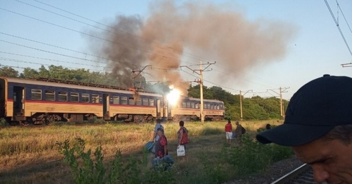 Под Киевом на ходу загорелся поезд с людьми: очевидцы показали жуткие кадры