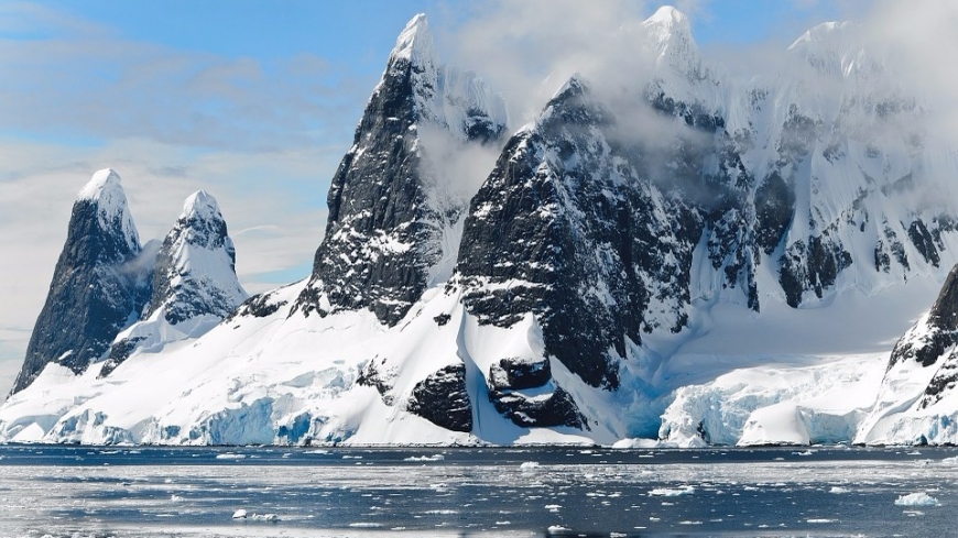 Антарктида тает: на ледниках появились озера с талой водой