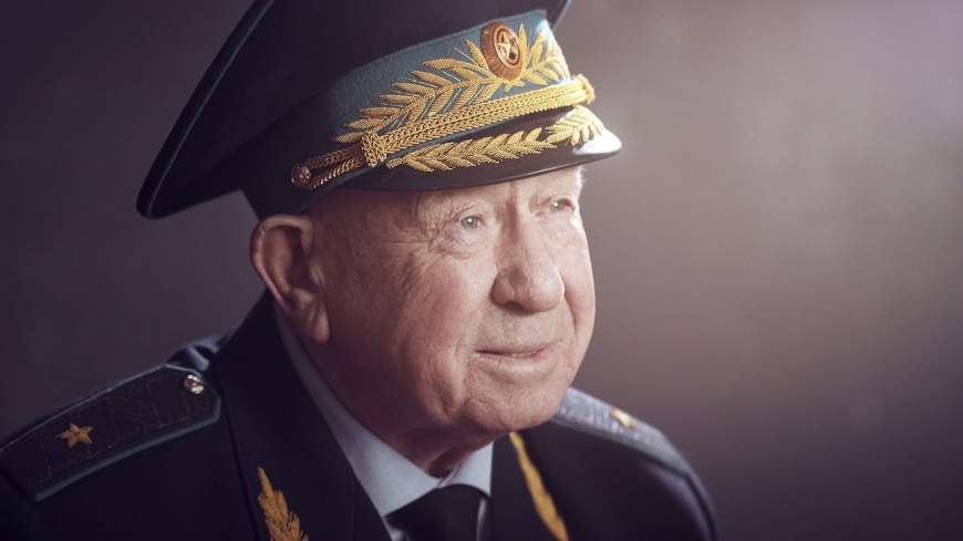 Спас Брежнева от пули, мог разбиться на "Союзе": как космонавт Леонов уходил от смерти