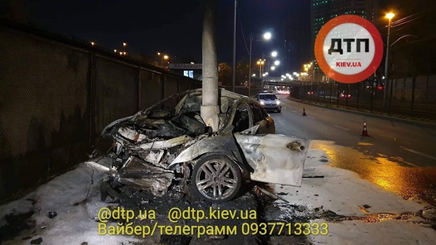 В Киеве авто от удара об столб разорвало пополам. Фото