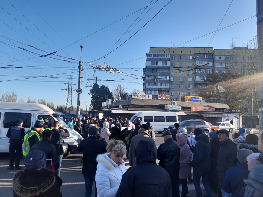 В Днепре протестующие перекрыли дорогу из-за повышения тарифов на тепло