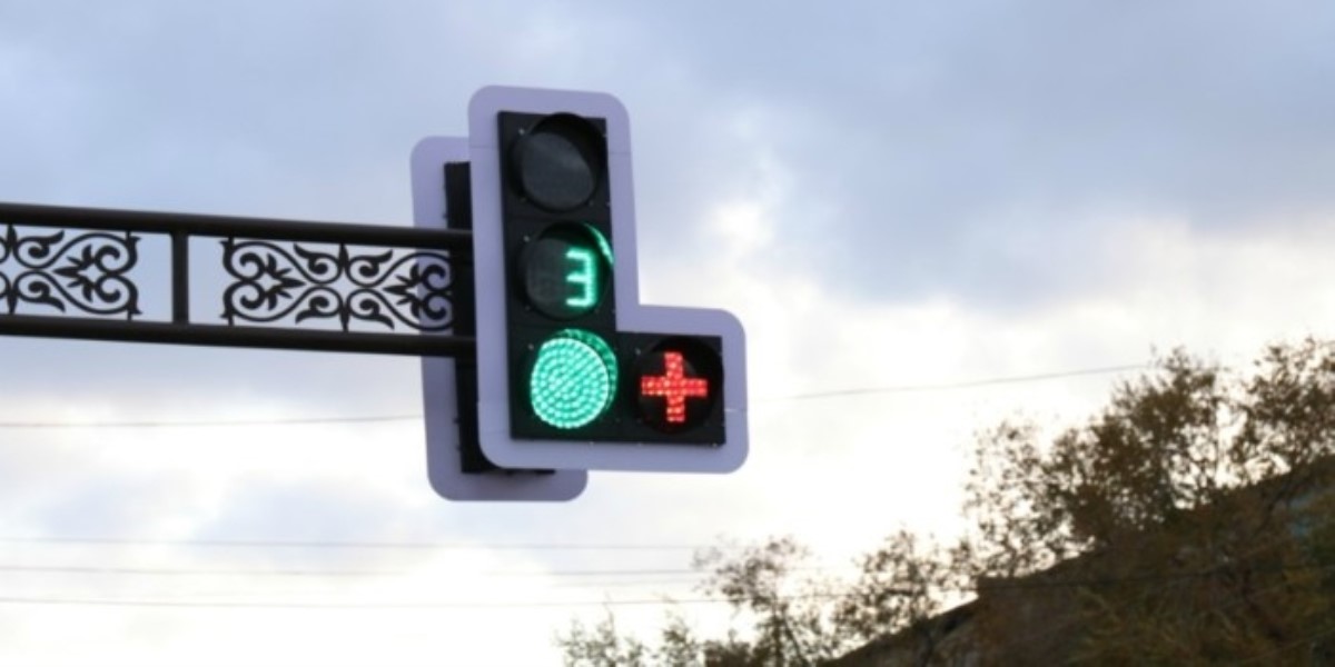 Светофор с дополнительной секцией «красный плюс»: что означает и введут ли в Украине