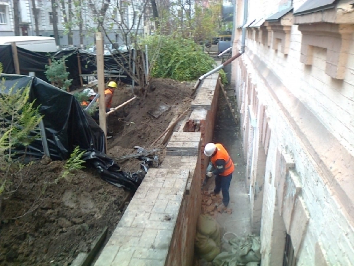 Полиция искусственно затягивает расследование разрушения памятника архитектуры в центре Киева, - СМИ