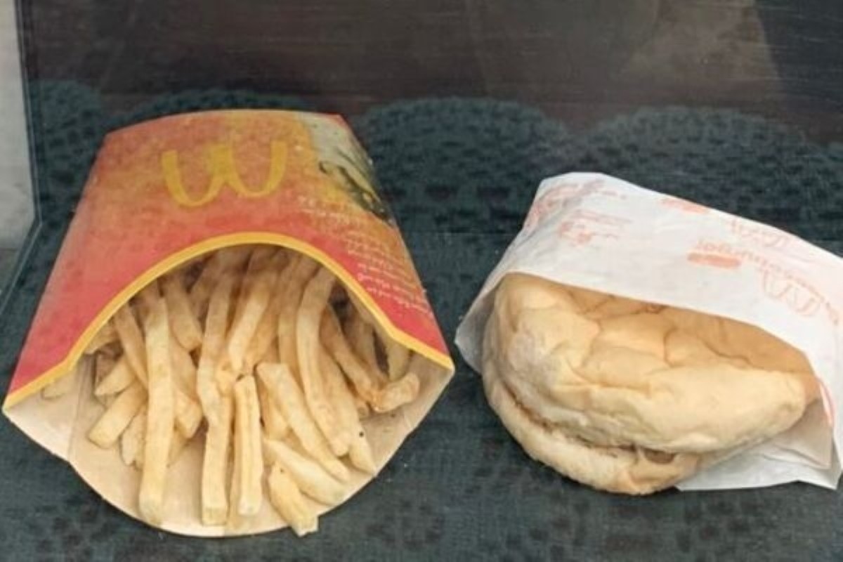 Еда из McDonald's: мужчина 10 лет хранил бургер и картофель фри. Фото