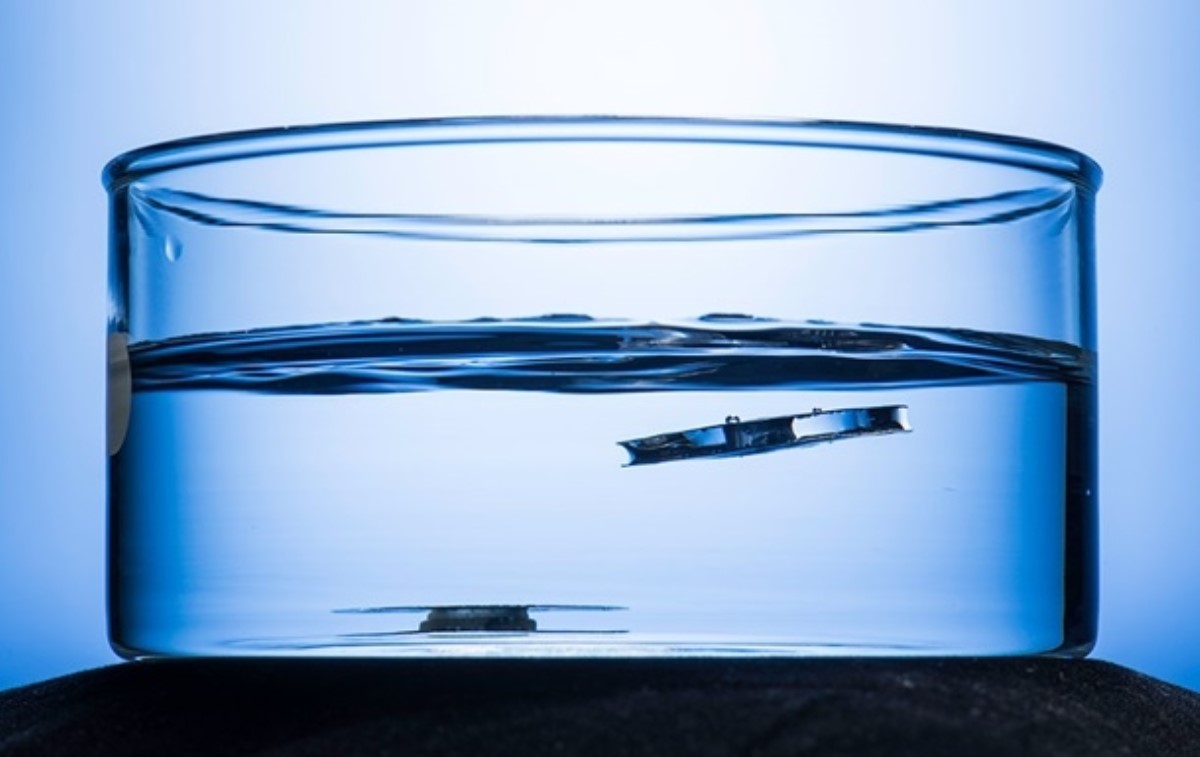 В воде не тонет: ученым удалось создать непотопляемый металл. Видео