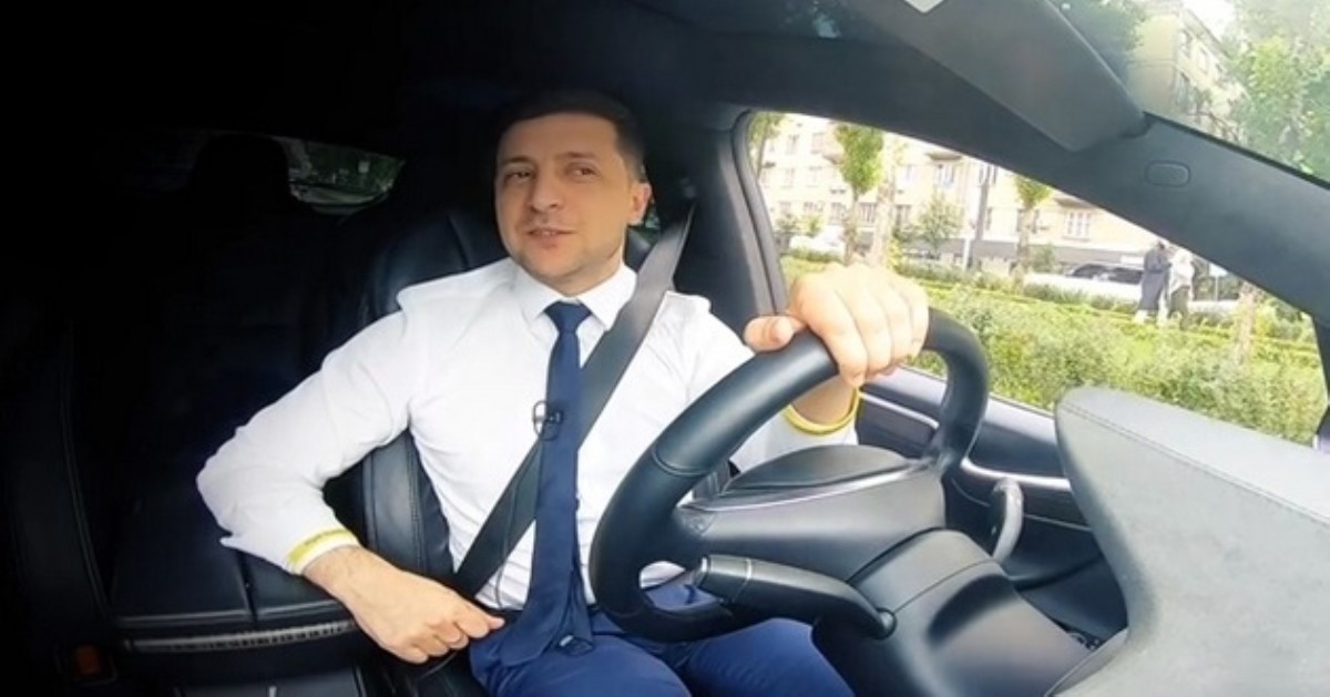 Законы, реформы и проблемы Зеленский записал новое видео за рулем Tesla