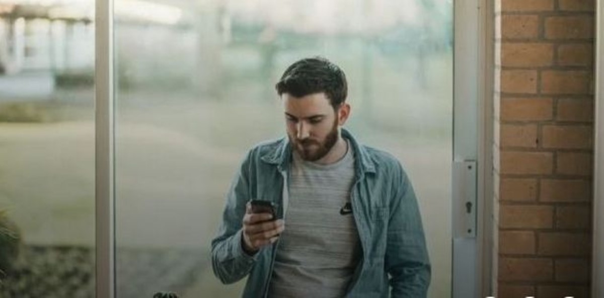 С того света: пользователи массово получили SMS от умерших близких