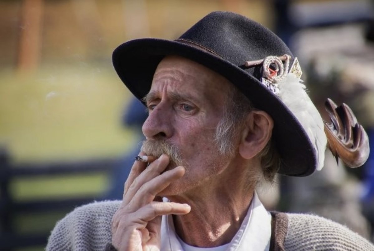 Врачи рассказали, можно ли бросать курить пожилым людям