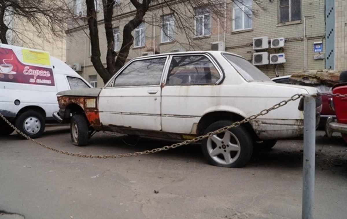 Киевским коммунальщикам разрешили убирать с улиц брошенные машины