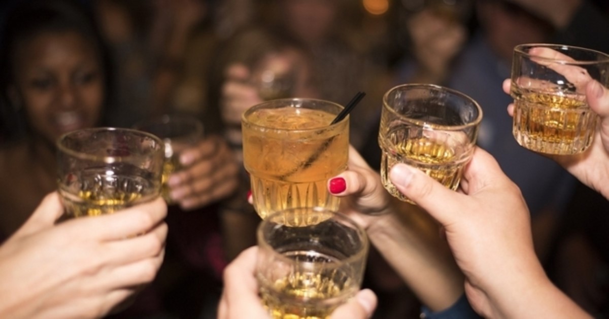 Пей нескучно: 5 алкогольных игр для компании