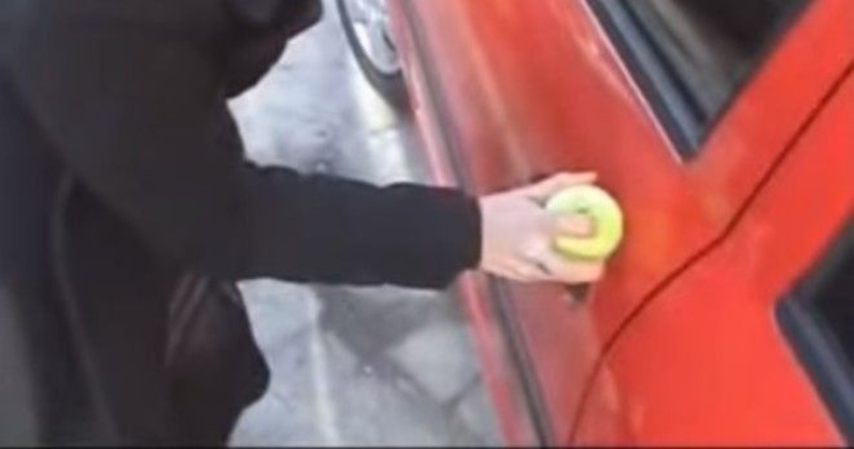Как с помощью теннисного мяча открыть дверь авто