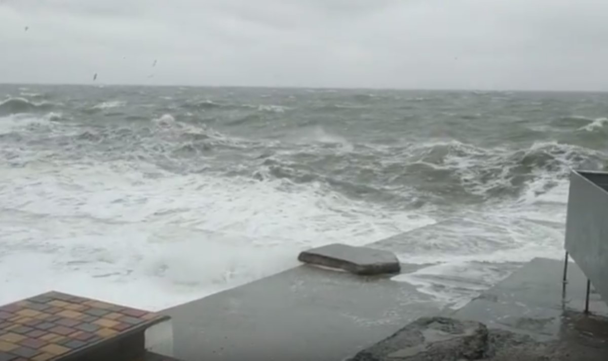 Украинский курорт в шоке: море поменяло цвет