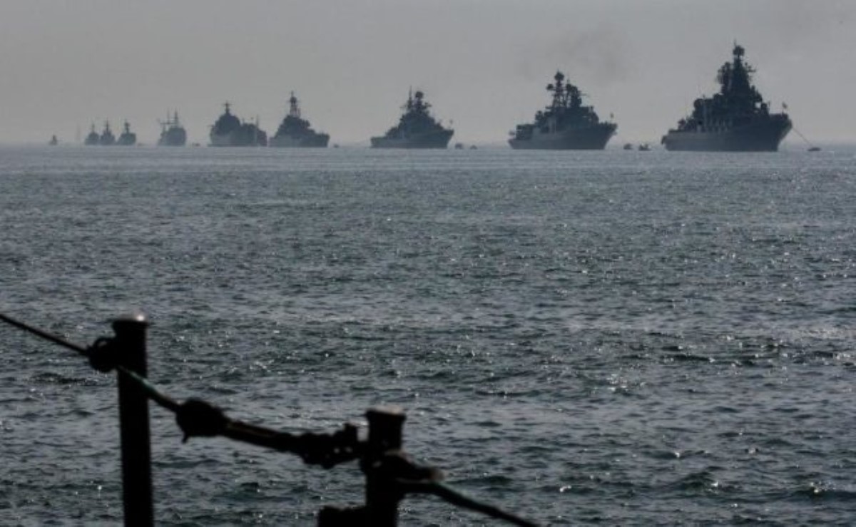 Россия проводит масштабные учения в Черном море