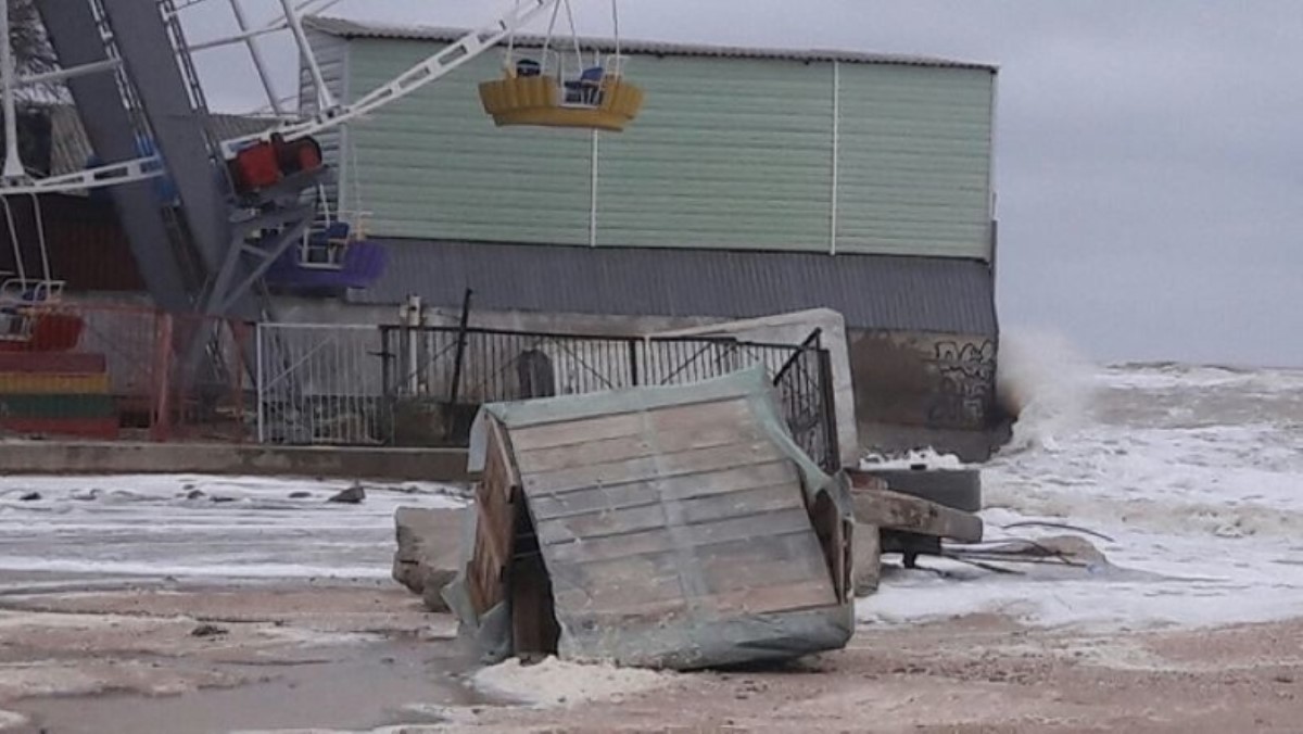 Популярный украинский курорт ушел под воду. Фото