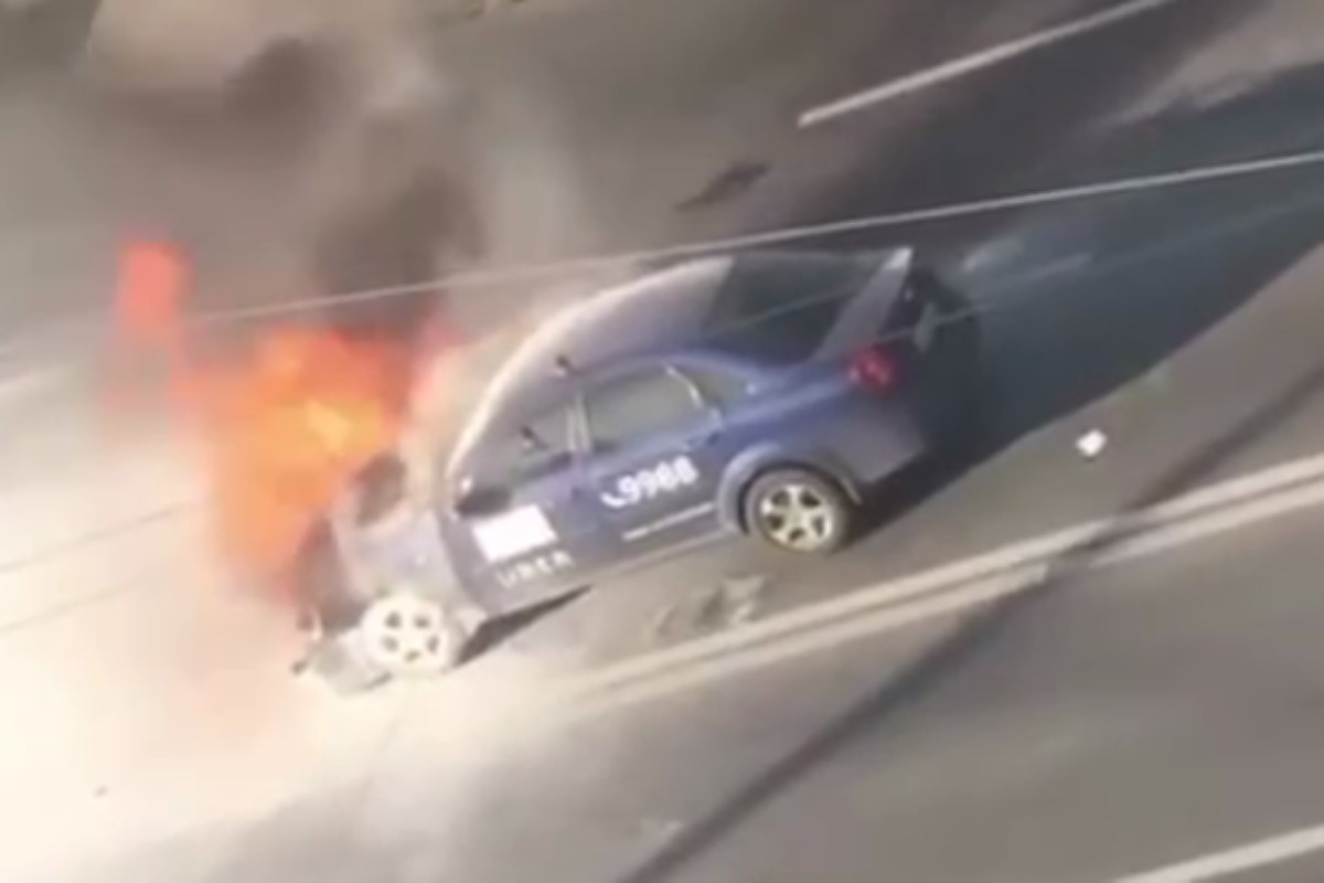 В Киеве посреди дороги загорелось такси Uber