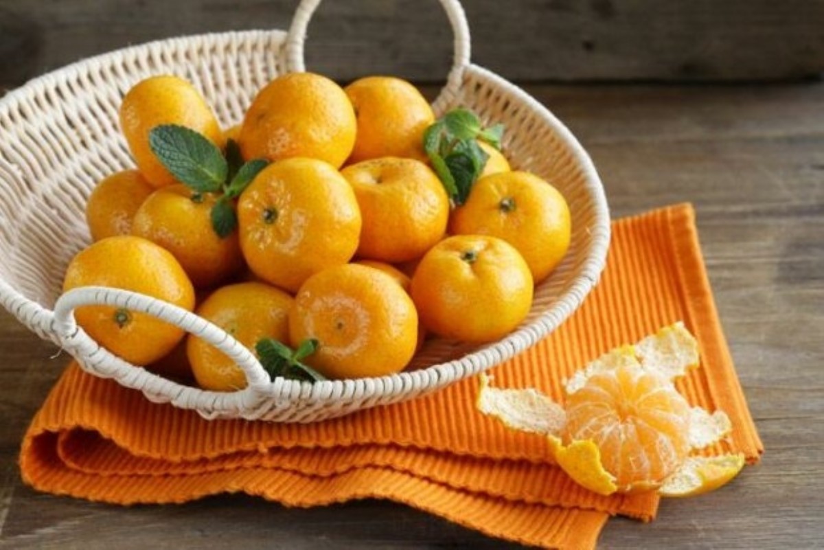 Можно есть апельсины вечером. Мандарин. Корзинка с апельсинами. Мандарины в тарелке. Корзинка с мандаринами.