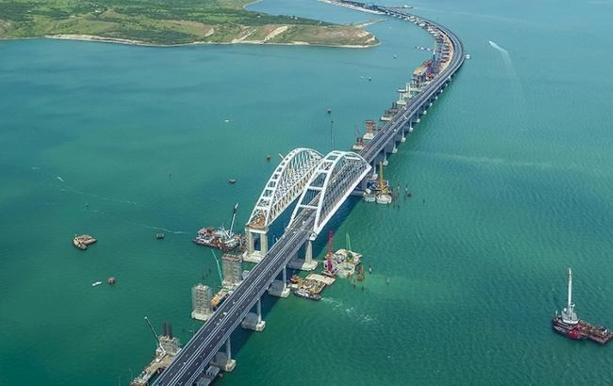 Крымский мост: в воду рухнул один из пролетов сооружения