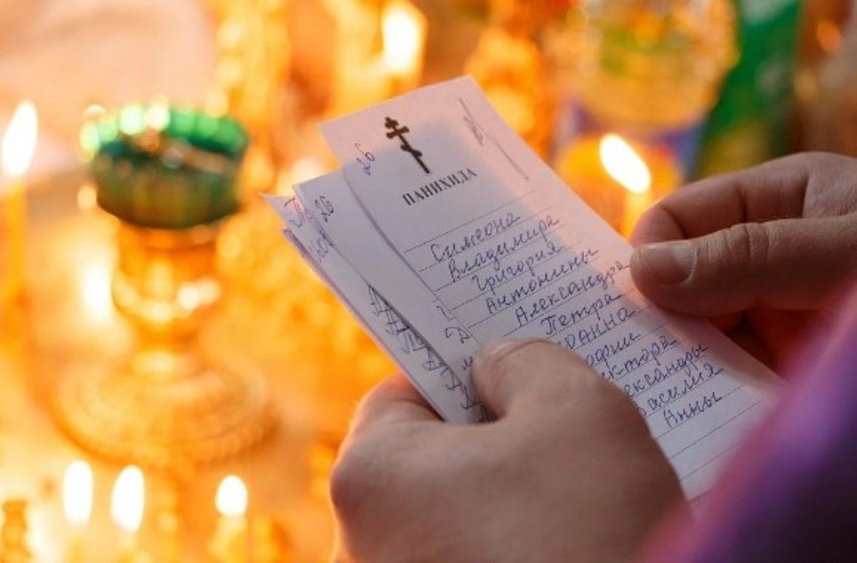 В церкви объяснили, за кого нельзя подавать записки в храме