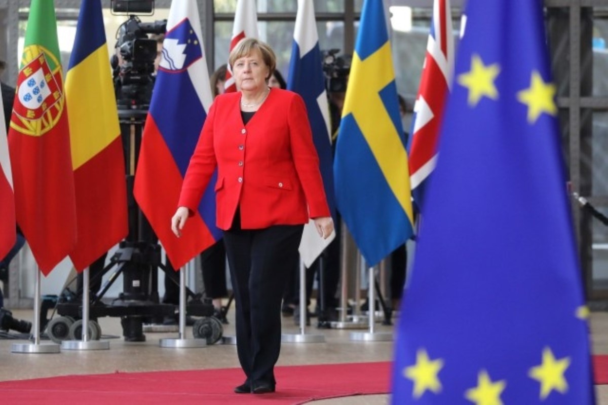 Меркель снова стало плохо? Канцлерин чуть не рухнула со сцены