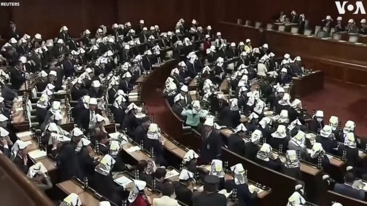 Депутаты надели на голову шлемы, чтобы выжить при землетрясении