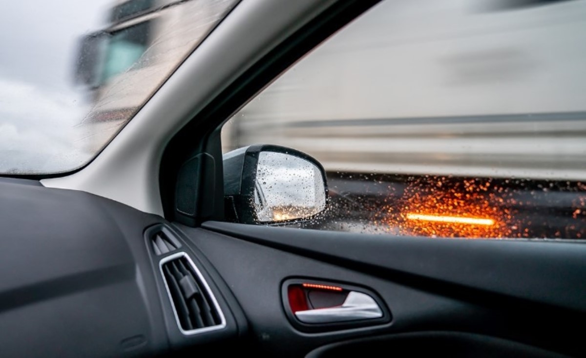 Что нельзя делать, если запотели окна: ошибки водителей