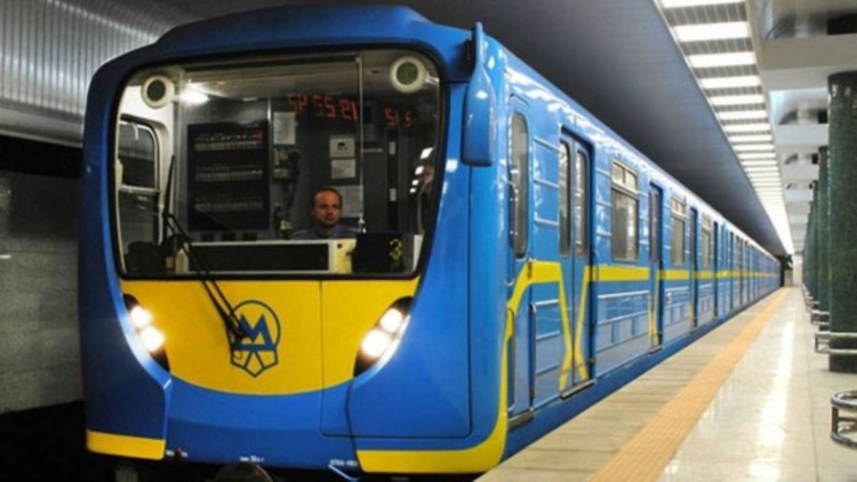 Красивая пассажирка «зажгла» в вагоне киевского метрополитена