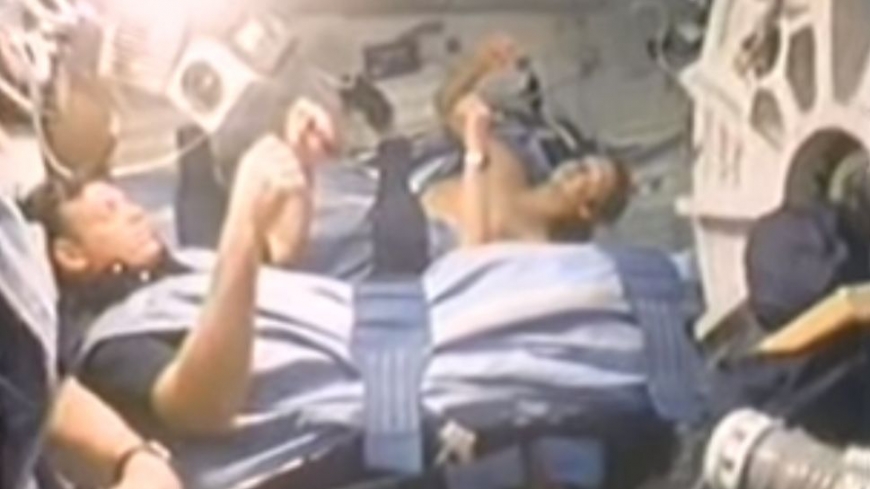 Кадры со спящими астронавтами поразили Интернет