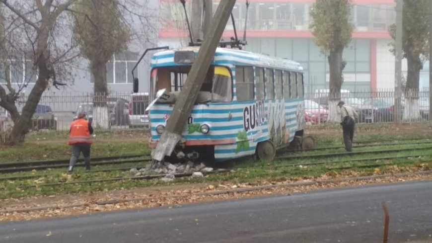В Одессе трамвай с пассажирами врезался в столб