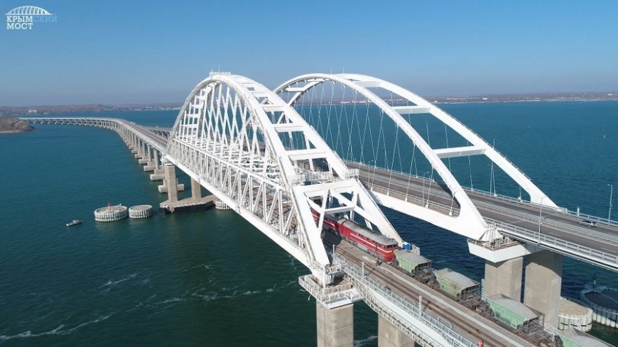 Поезда пойдут по Крымскому мосту, а россияне возмущены