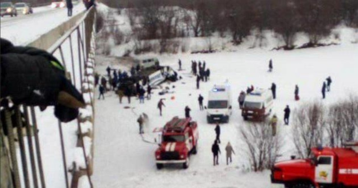 В России с моста в реку рухнул автобус с людьми: 19 жертв