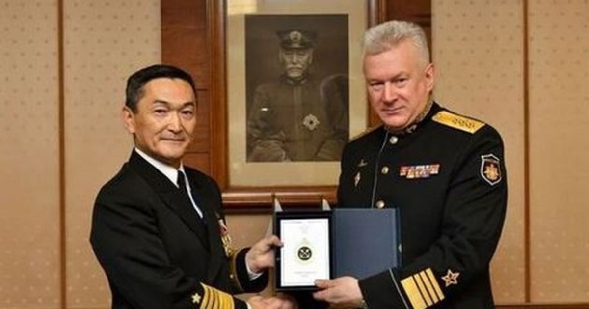 Япония потроллила российского адмирала, Кремль прислал самолеты-ракетоносцы