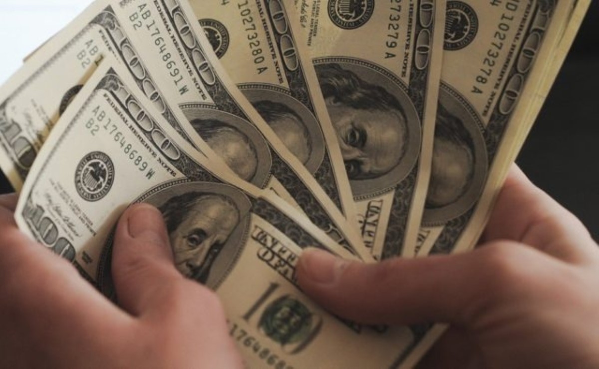 Украинцы начали массово скупать доллары