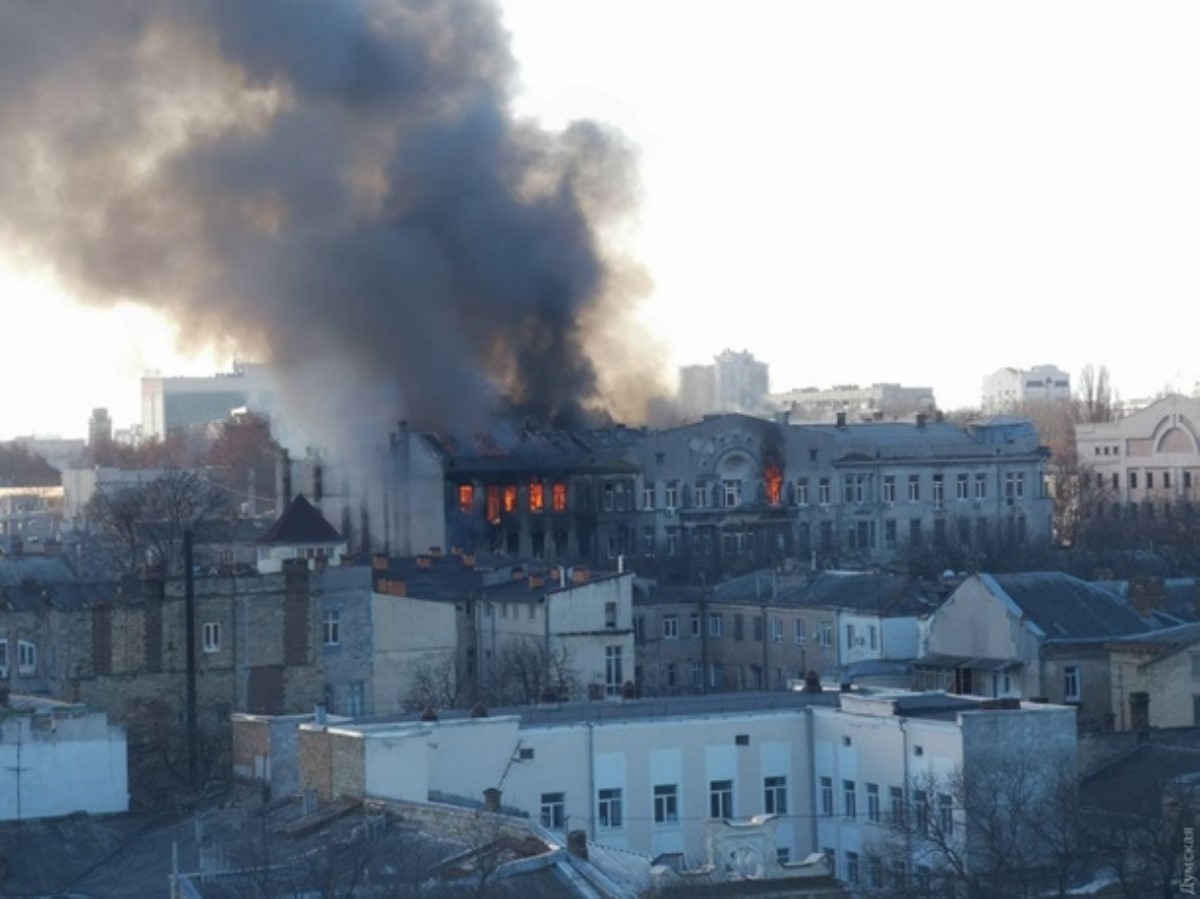 В центре Одессы тушат крупный пожар. Фото