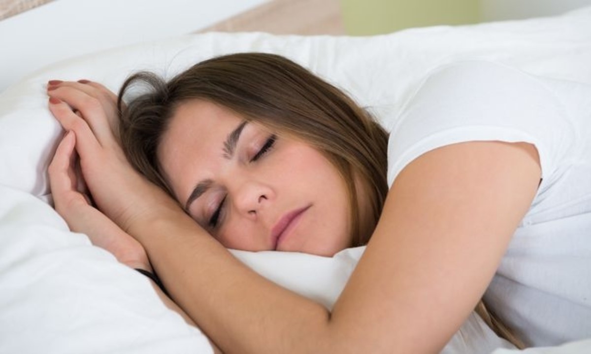 Почему женщины так любят спать с одеялом между ног