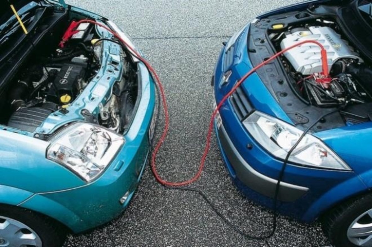 Как правильно зарядить аккумулятор от другого автомобиля