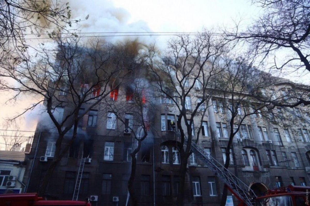 Кричали и падали из окон: появились жуткие кадры пожара в Одессе