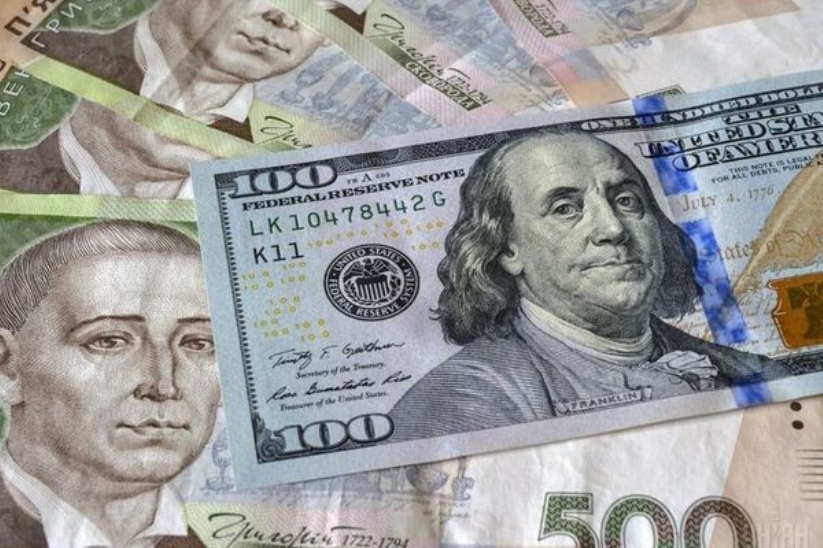 Рекордный курс доллара в Украине: когда упадут цены